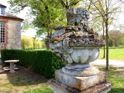 Plaisir - Parc du château - Sculpture sud-ouest du château 2