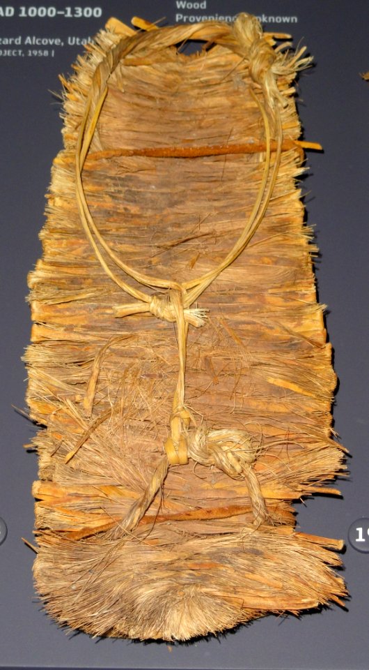 Plain-weave sandal, Kayenta Anasazi, Davis Kiva Site, Utah, 900-1300 AD, twisted yucca leaves - Natural History Museum of Utah - DSC07388