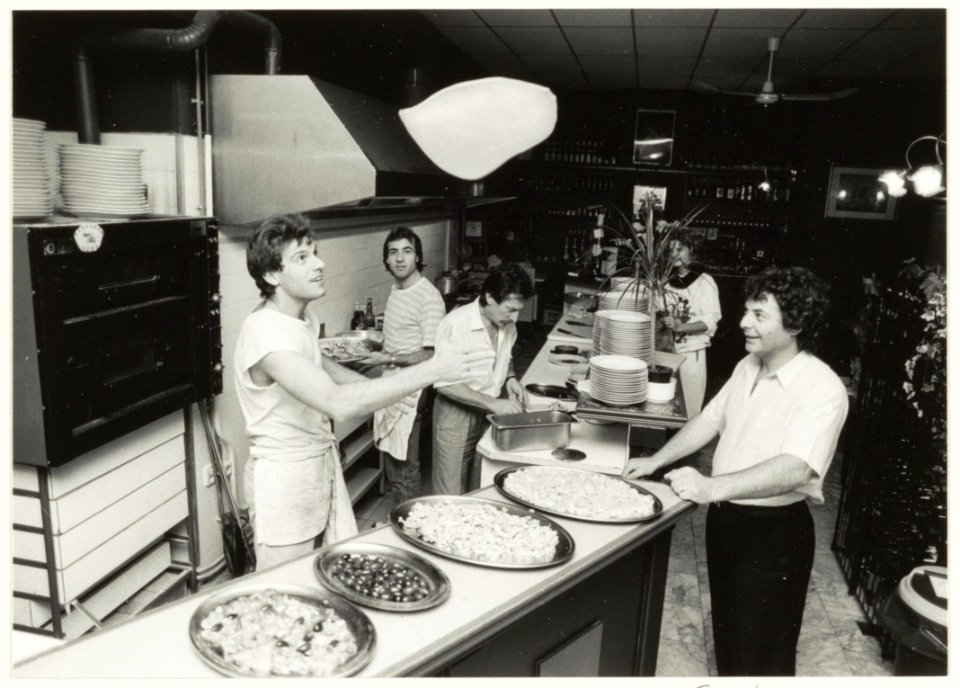 Pizzeria ' Roma' Lange Veerstraat 23. Rechts Gien Luca Adamo. NL-HlmNHA 54015232
