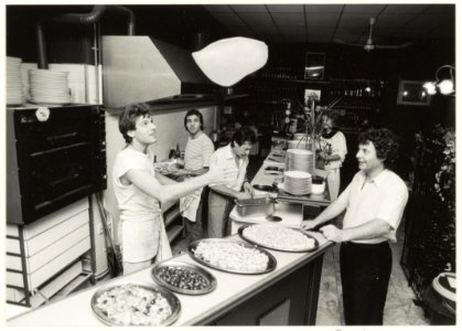 Pizzeria ' Roma' Lange Veerstraat 23. Rechts Gien Luca Adamo. NL-HlmNHA 54015232