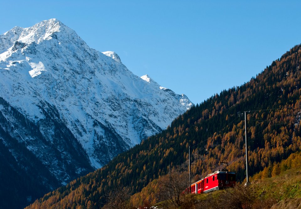 Piz dal Ras und Zug der Rhätischen Bahn