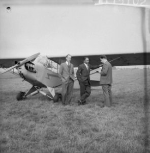 Pipercup maakt noodlanding in wei bij Schellingwoude, Bestanddeelnr 911-5102