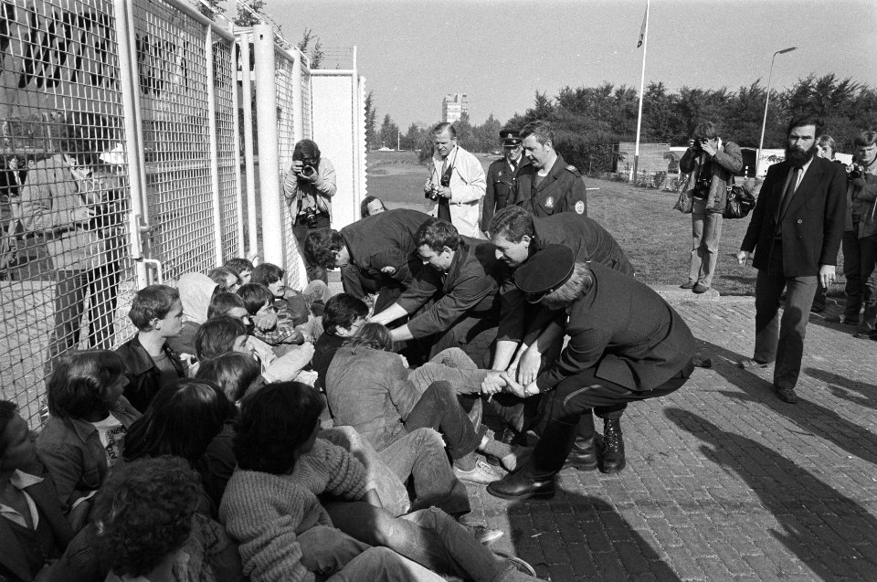 Politie-agenten trekken aan de menselijke barricade die door actievoerders was g, Bestanddeelnr 931-0417
