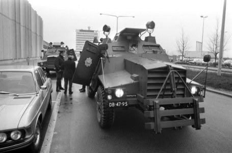 Politieagenten bij de gevechtswagen, Bestanddeelnr 926-9256