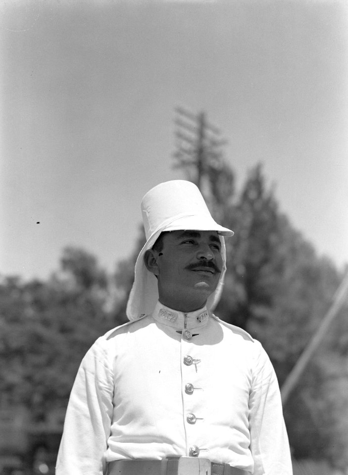 Politieagent in zomer-uniform, Bestanddeelnr 191-0051