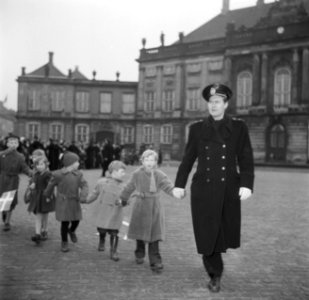 Politieagent met een aantal kinderen op het plein van Slot Amalienborg ter ere v, Bestanddeelnr 252-8675