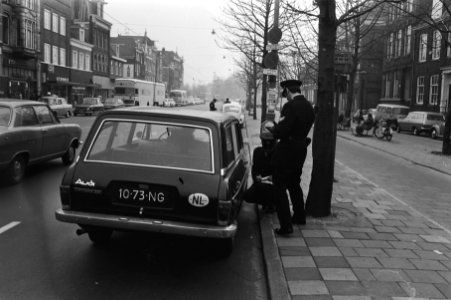Politieagent controleert auto, Bestanddeelnr 924-4299