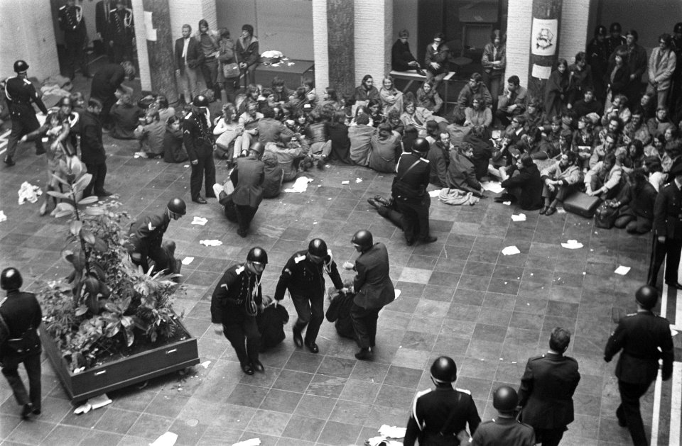 Politie voert studenten uit Maagdenhuis, Amsterdam af bezetters in de hal worden, Bestanddeelnr 922-4421