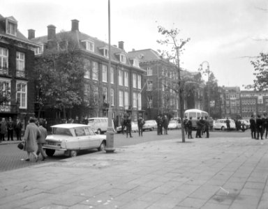 Politiebewaking voor het Amerikaans consulaat aan het Museumplein, Bestanddeelnr 919-6887