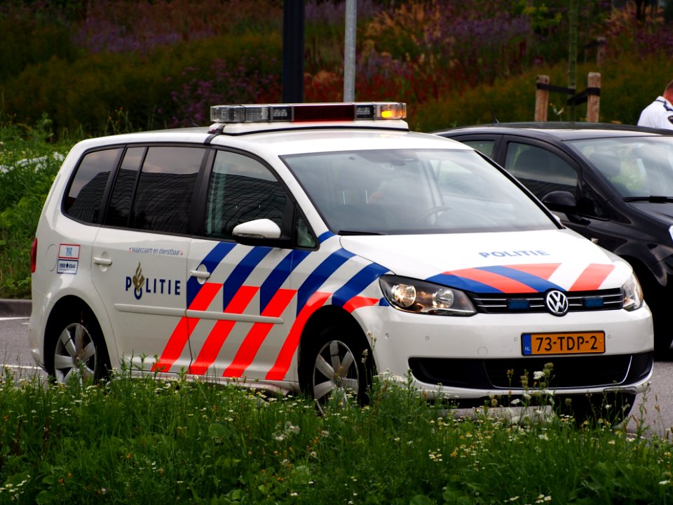 Politie VW met kenteken 73-TDP-2 in Hoofddorp