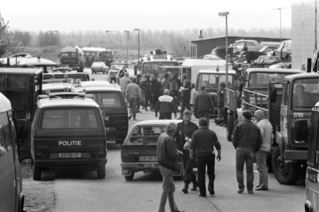 Politieaktie op terrein de Heining om einde te maken aan criminele activiteiten, Bestanddeelnr 933-6539