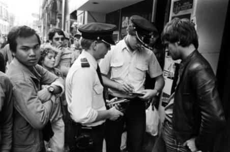 Politieagenten, controles, straatverkopers, Bestanddeelnr 932-3516