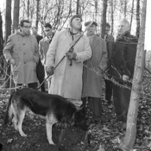 Politie zoekt lichaam van Colombo in Bosplan Speurhond Roy Roland met baas zoek, Bestanddeelnr 913-2628