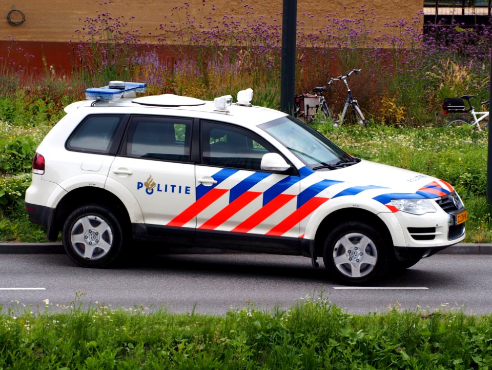 Politie VW met kenteken 22-ZN-NK in Hoofddorp, foto 2