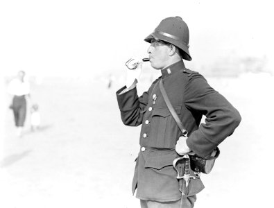 Politieagent Jaspers op het strand in Scheveningen, Bestanddeelnr 252-1437