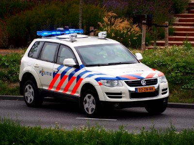 Politie VW met kenteken 22-ZN-NK in Hoofddorp, foto 4