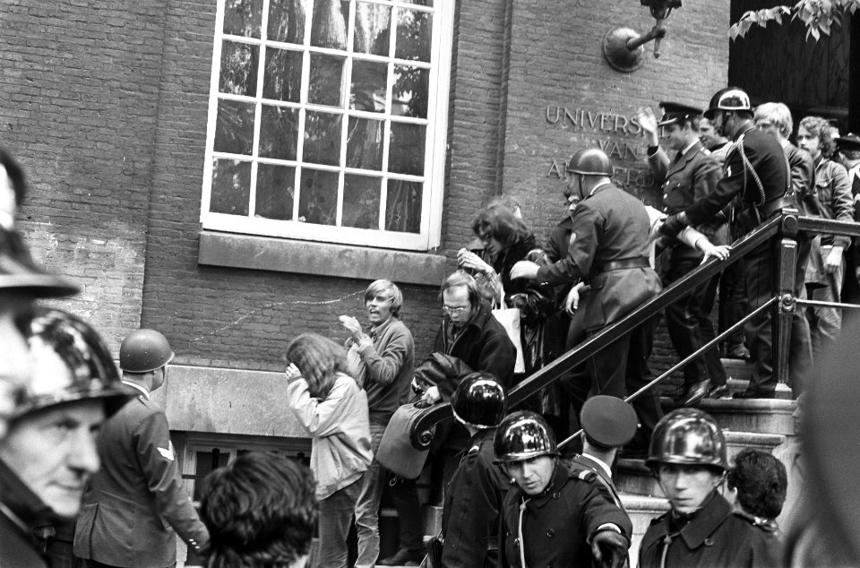 Politie voert studenten uit Maagdenhuis, Amsterdam af bezetter wordt buiten naar, Bestanddeelnr 922-4437