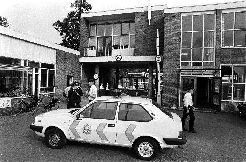 Politieauto voor de toegangspoort, Bestanddeelnr 932-6913