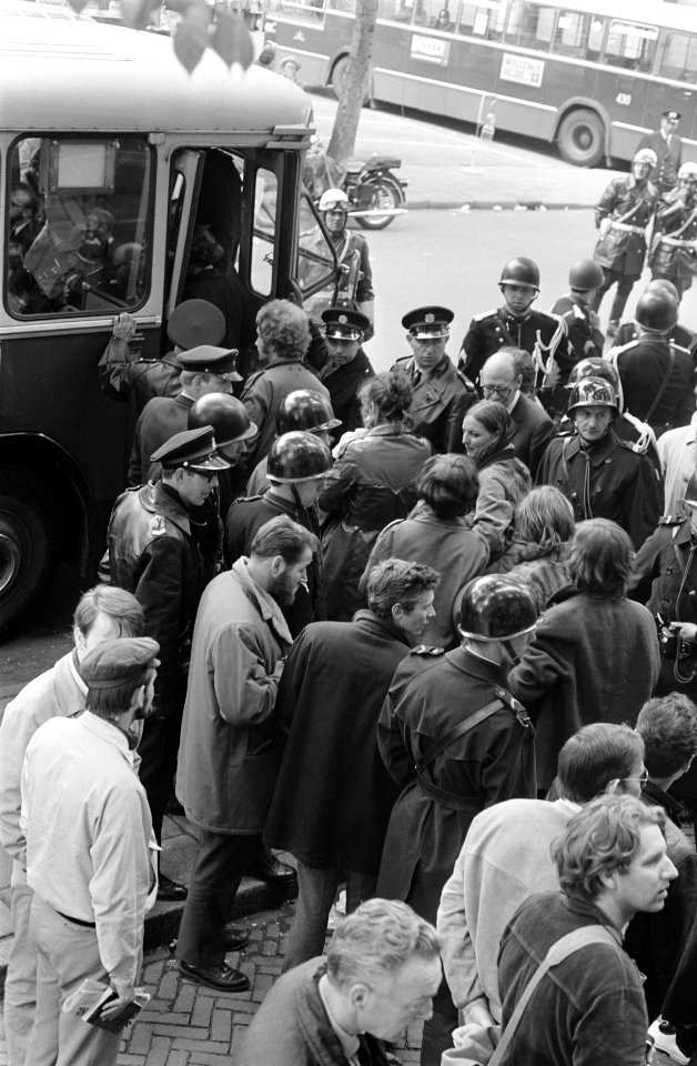 Politie voert studenten uit Maagdenhuis, Amsterdam af bezetter wordt buiten naar, Bestanddeelnr 922-4440