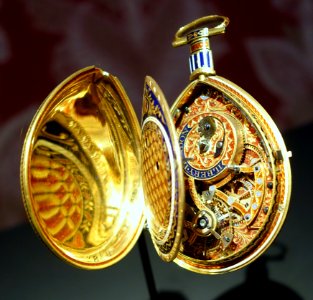 Piriform watch, signed Ilbery, London, c. 1800, gold, enamel - Cinquantenaire Museum - Brussels, Belgium - DSC08936