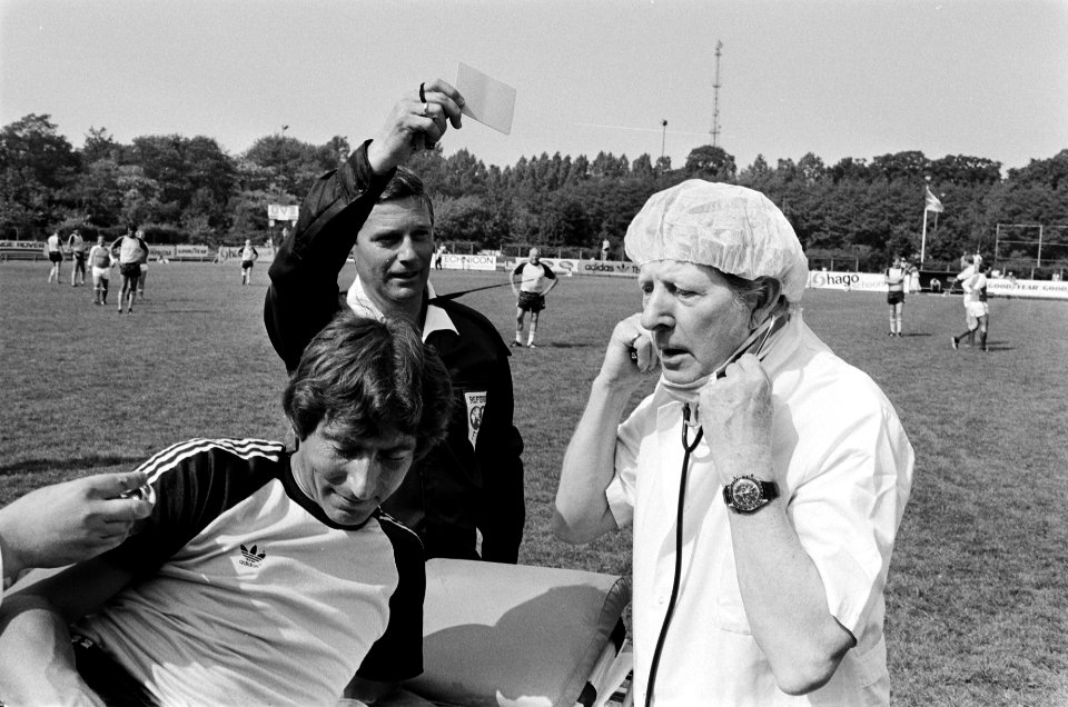 Politici en mensen bedrijfsleven voetballen t.b.v. Unicef i.a.v. Prinses Margrie, Bestanddeelnr 932-1968