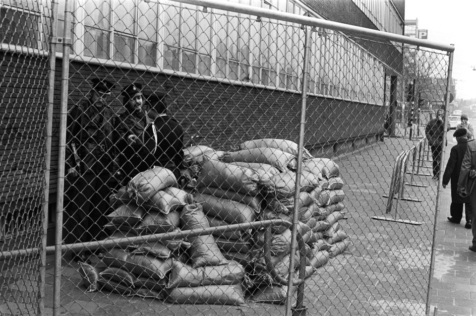 Politieagenten achter een barricade van zandzakken en hekwerken, Bestanddeelnr 929-0822