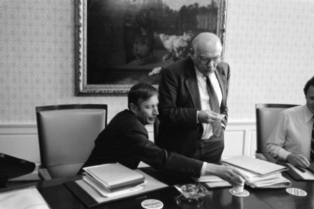 Politici bijeen voor overleg. Den Uyl (rechts, PvdA) eet broodje, Van Agt (CDA) , Bestanddeelnr 931-6266