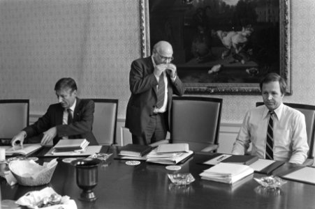 Politici bijeen voor overleg. V.l.n.r. Van Agt (CDA), Den Uyl (PvdA) eet broodje, Bestanddeelnr 931-6264
