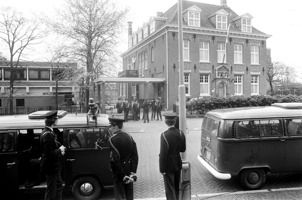 Politiebewaking bij Indonesische ambassade ivm bijeenkomst Zuid Molukkers, Bestanddeelnr 927-8892
