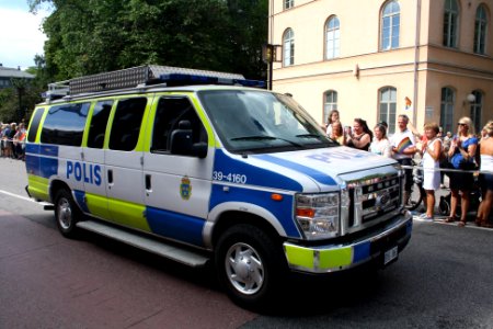 Polisbil i Stockholm Pride 2016 1