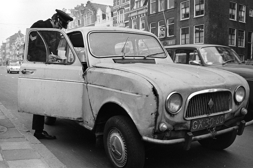 Politieagent controleert auto, Bestanddeelnr 924-4298