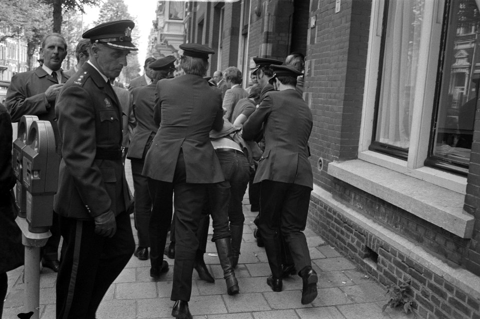 Politie arresteert demonstranten, Bestanddeelnr 924-6417