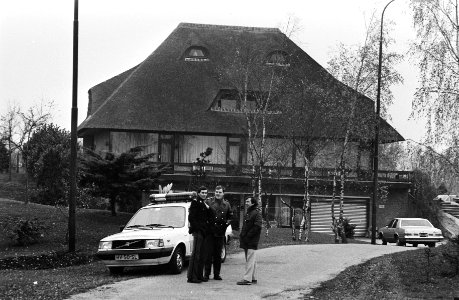 Politie bewaakt de villa van de familie Van der Valk, Bestanddeelnr 932-4258