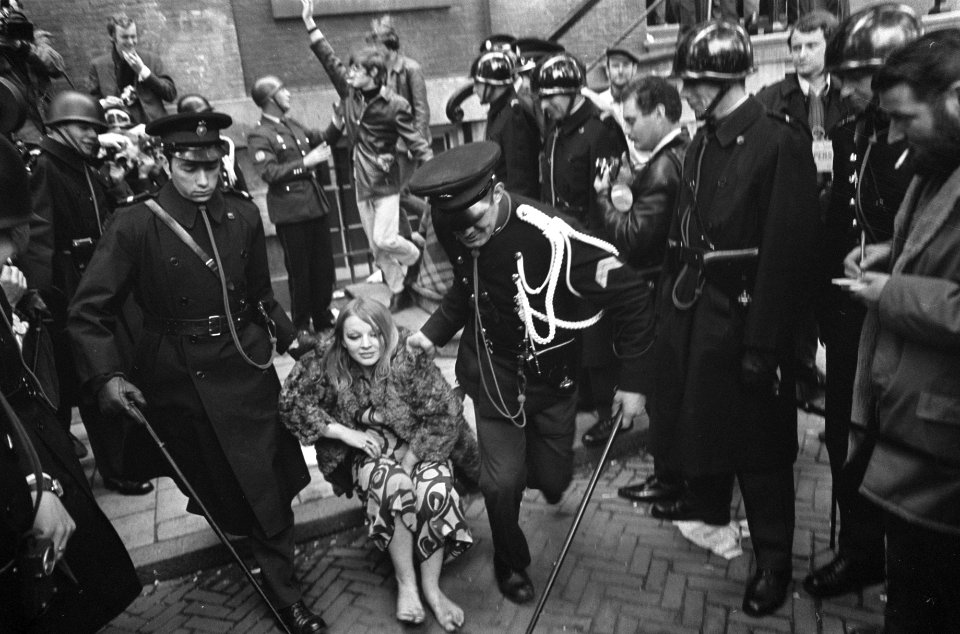 Politie voert studenten uit Maagdenhuis, Amsterdam af meisje wordt buiten naar d, Bestanddeelnr 922-4422