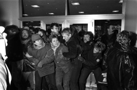 Politie beeindigt blokkade Haags Congresgebouw om deeln. AVBB-bijeenkomst door t, Bestanddeelnr 933-5584