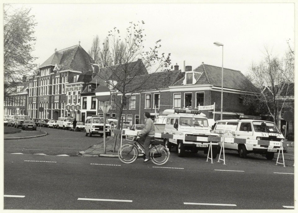 Politie aktie vanwege bezuinigingen. Blokkade Hooimarkt hoek Nieuwe Gracht, NL-HlmNHA 54023714