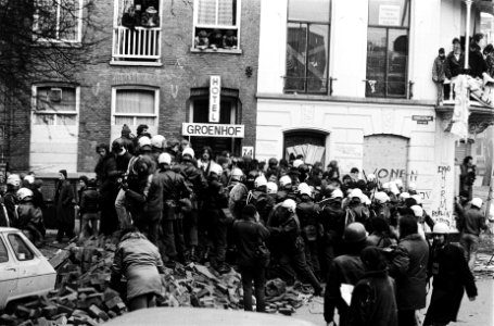 Politie en leger met pantserwagens en tanks ruimen barricaden op in Vondelbuurt,, Bestanddeelnr 930-6992