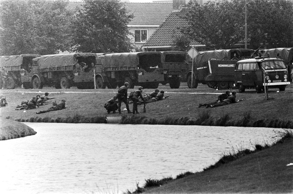 Politie en leger houden wapenrazzia in Zuidmolukse wijken in Assen en Bovensmild, Bestanddeelnr 929-3420