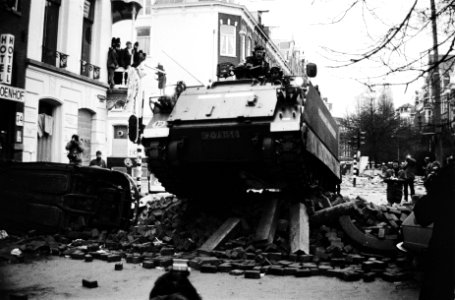 Politie en leger met pantserwagens en tanks ruimen barricaden op in Vondelbuurt,, Bestanddeelnr 930-6996