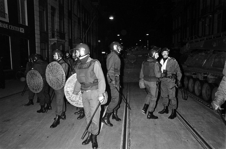 Politie en leger met pantserwagens en tanks ruimen barricaden op in Vondelbuurt,, Bestanddeelnr 930-6988