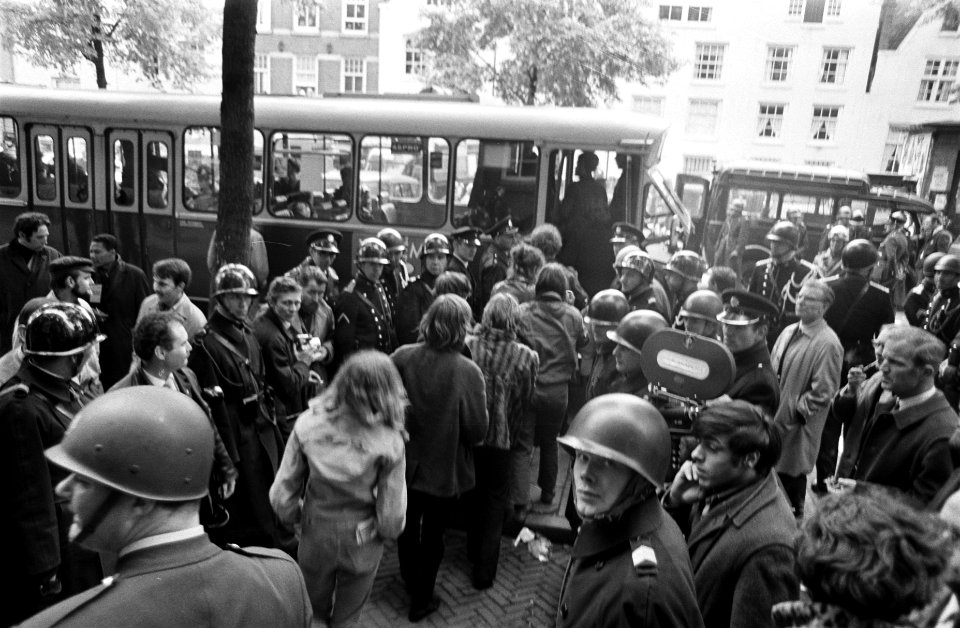 Politie voert studenten uit Maagdenhuis, Amsterdam af bezetter wordt buiten naar, Bestanddeelnr 922-4436