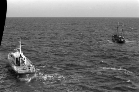 Politie, douane en marine rollen hasjiessmokkelnet op op zee douaneboot Zeearen, Bestanddeelnr 927-1510