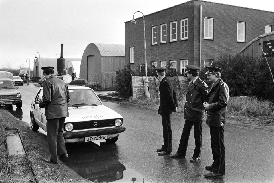 Politie bij de Jadu-timmerfabriek waar de slachtoffers gevangen werden gehouden, Bestanddeelnr 932-7933