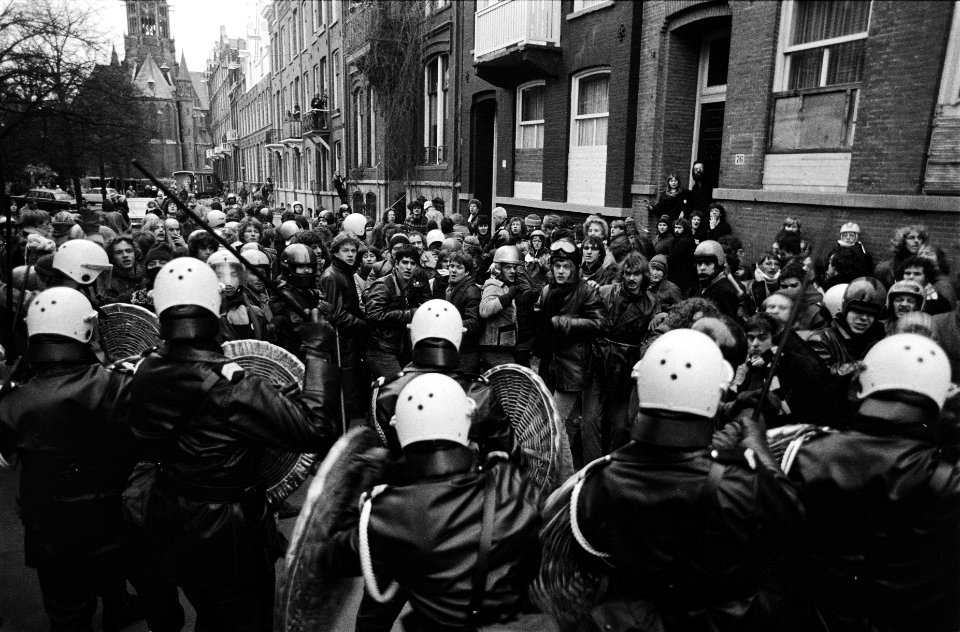 Politie en leger met pantserwagens en tanks ruimen barricaden op in Vondelbuurt,, Bestanddeelnr 930-6990