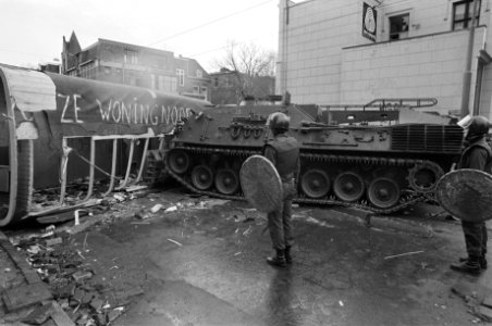 Politie en leger met pantserwagens en tanks ruimen barricaden op in Vondelbuurt,, Bestanddeelnr 930-7011