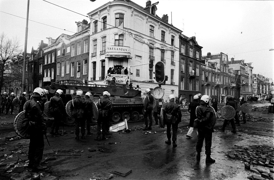 Politie en leger met pantserwagens en tanks ruimen barricaden op in Vondelbuurt,, Bestanddeelnr 930-6997