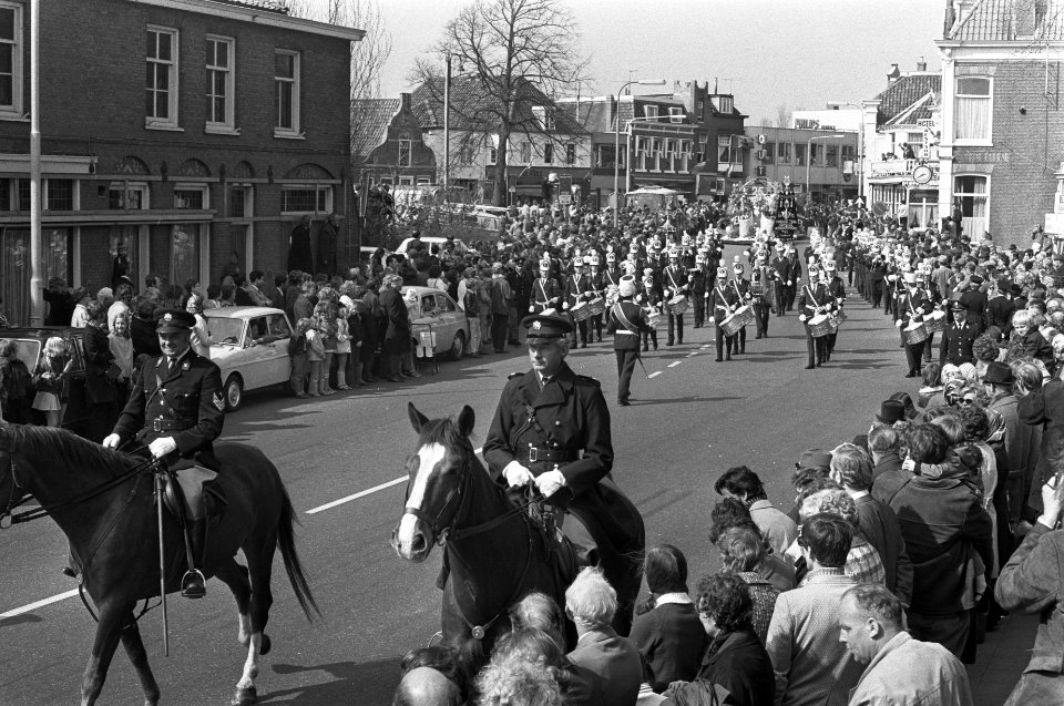 Politie te paard voor de optocht, Bestanddeelnr 925-5498