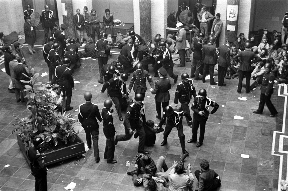 Politie voert studenten uit Maagdenhuis, Amsterdam af bezetter wordt buiten naar, Bestanddeelnr 922-4430
