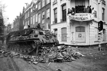 Politie en leger met pantserwagens en tanks ruimen barricaden op in Vondelbuurt,, Bestanddeelnr 930-7010