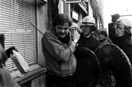 Politie en leger met pantserwagens en tanks ruimen barricaden op in Vondelbuurt,, Bestanddeelnr 930-6985